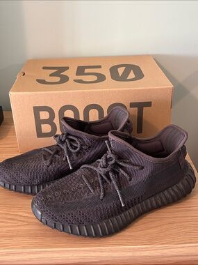 Yeezy Boost 350 V2 Triple Black Sneakers